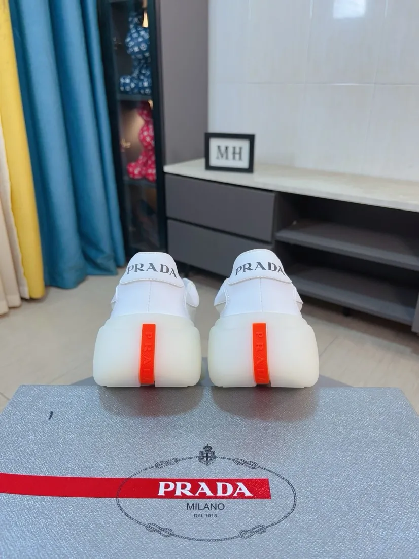Men's shoes 💰420🌹🌹Prada is a luxurious and fashionable high-end product ✊🔥The perfect last shape and top-notch handcrafting make this shoe immediately create a strong aristocratic atmosphere. Imported first-layer cowhide with brogue carving crafts💋Genuine leather lining🎶Rubber combination outsole specially imported from France for leather shoes😍Color: Mysterious Black☕️Size 38～44